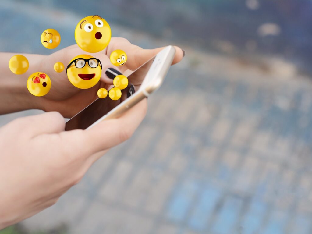 Persona usando emojis