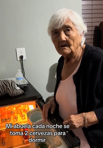 Abuelita toma cervezas