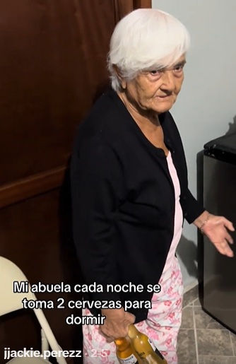 Redes reaccionan a video viral de abuelita tomando cervezas