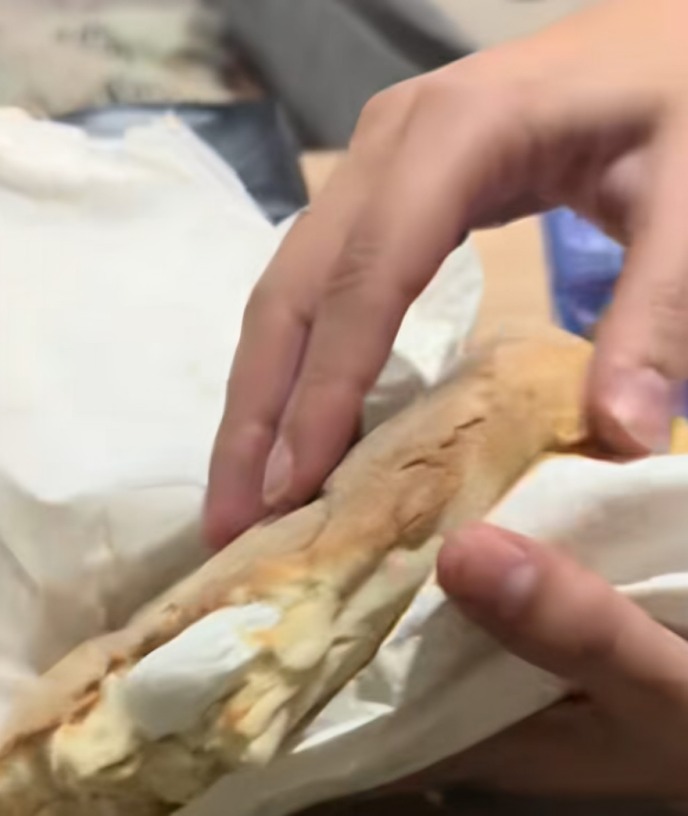 Mamá envía a hijo celular escondido en una torta por Uber |VIDEO