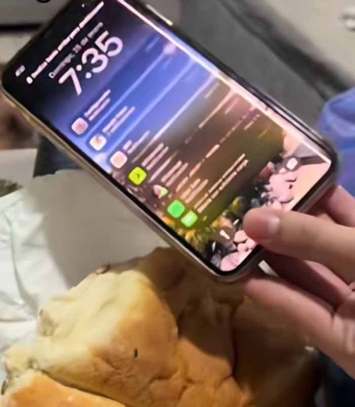 Mamá envía a hijo celular escondido en una torta por Uber |VIDEO