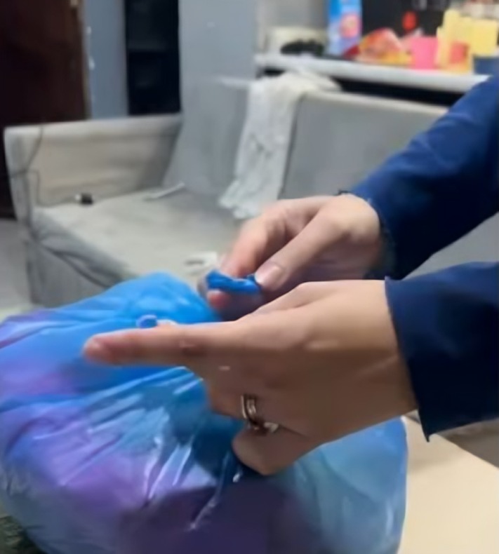 Mamá envía a hijo celular escondido en una torta por Uber |VIDEO
