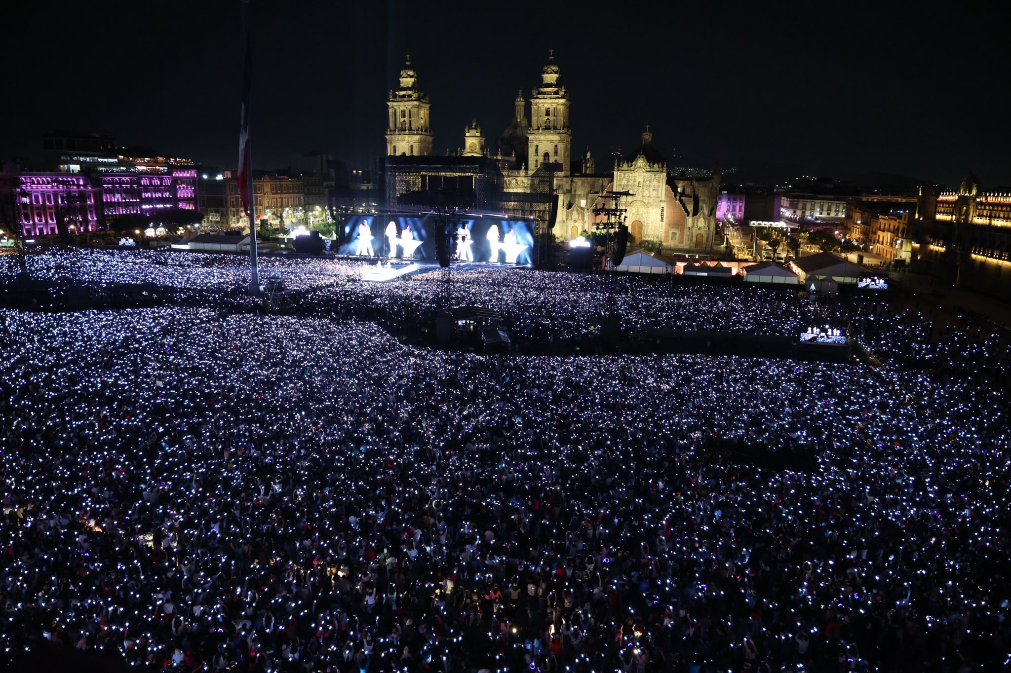 Shakira rompe récord de asistencia en el zócalo de CDMX