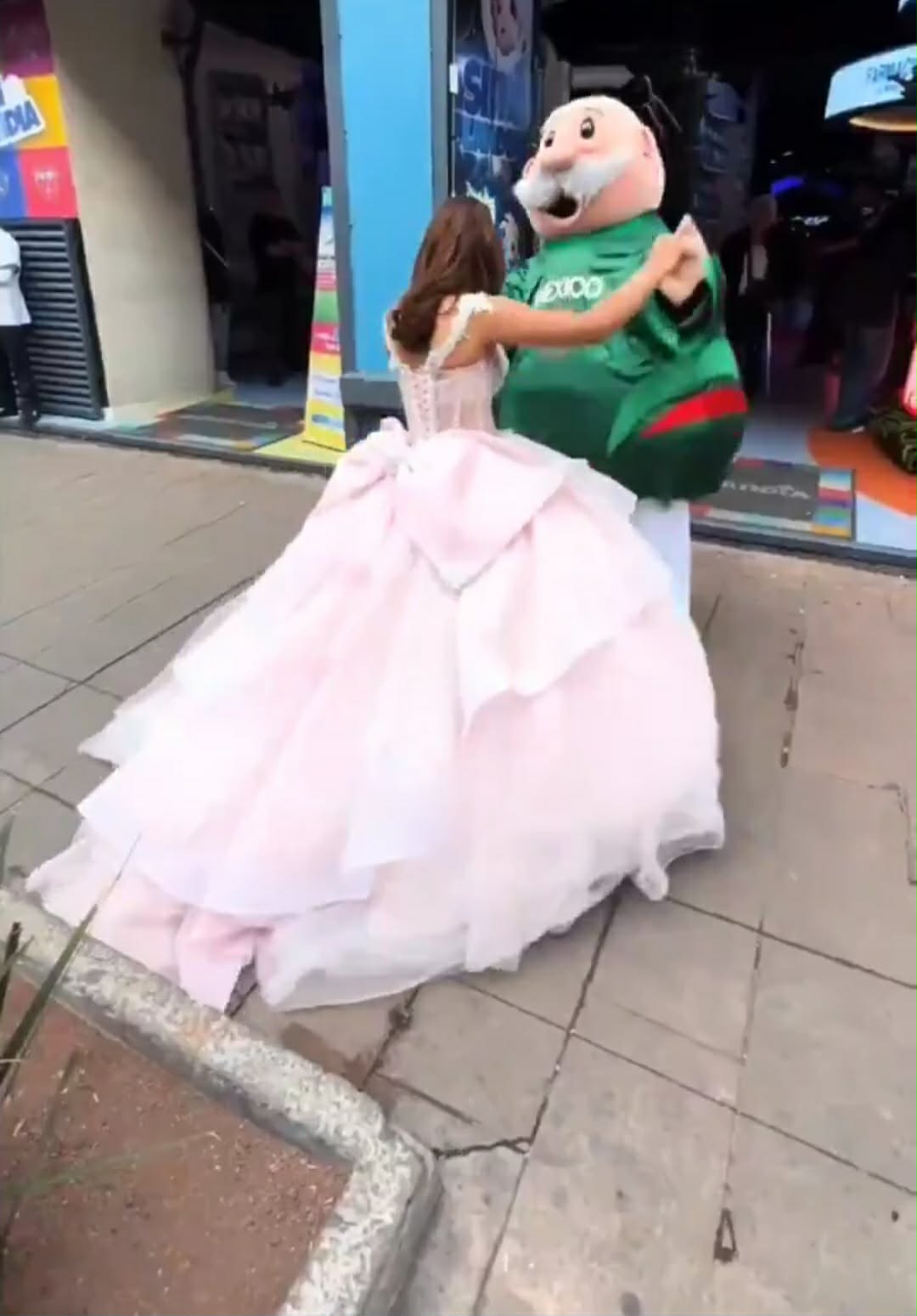 Captan al Dr. Simi bailando con quinceañera en la calle
