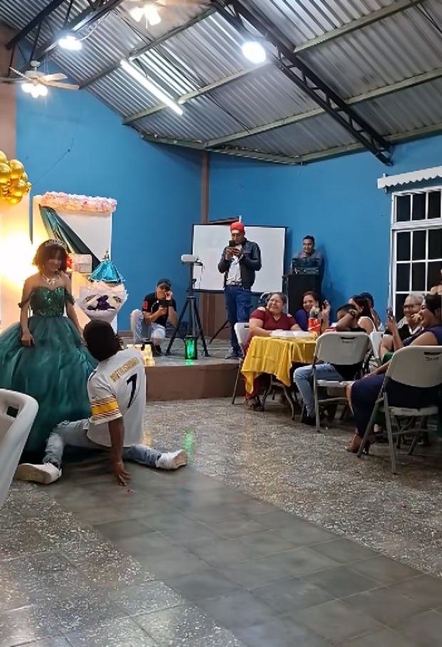 joven que hace polémico baile a quinceañera