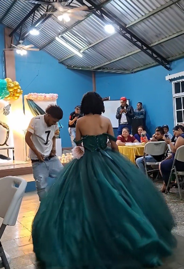 joven que hace polémico baile a quinceañera