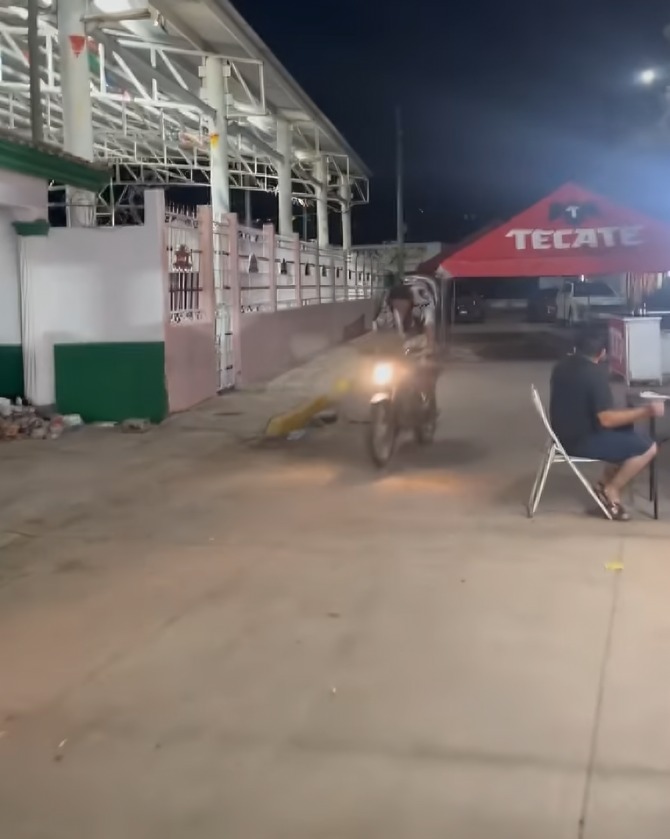 Mujer hace acrobacias en motocicleta y rompe internet: "superó a la IA" |VIDEO