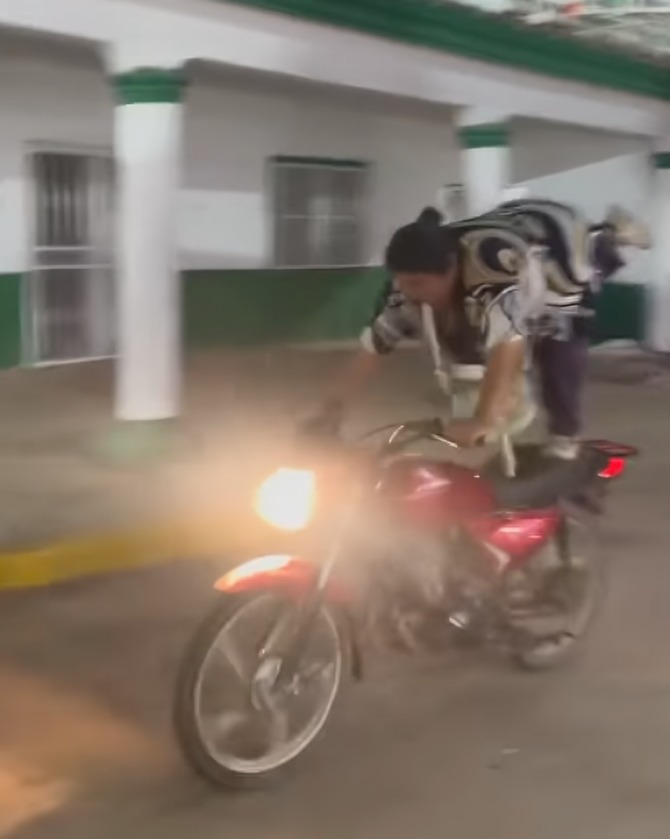 Mujer hace acrobacias en motocicleta y rompe internet: "superó a la IA" |VIDEO