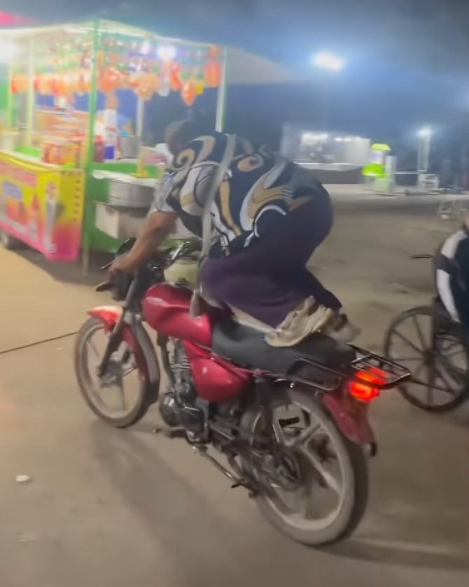 Mujer hace acrobacias en motocicleta y rompe internet: "superó a la IA" |VIDEO