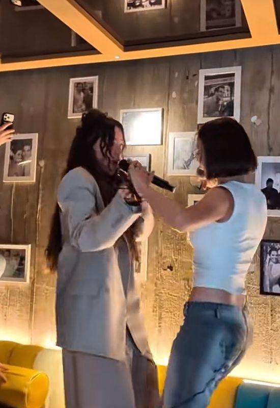 Belinda y Danna cantando en bar