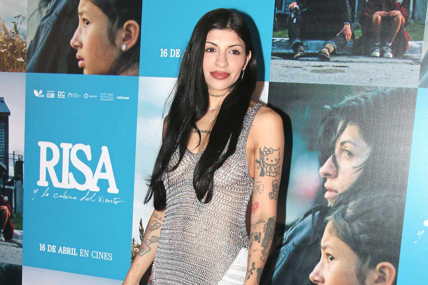 Cazzu aparece con vestido transparente en estreno de película