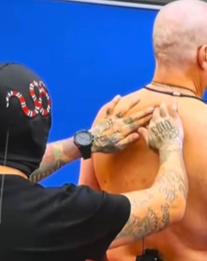 Alfredo Adame se deja tatuar en La Mansión VIP