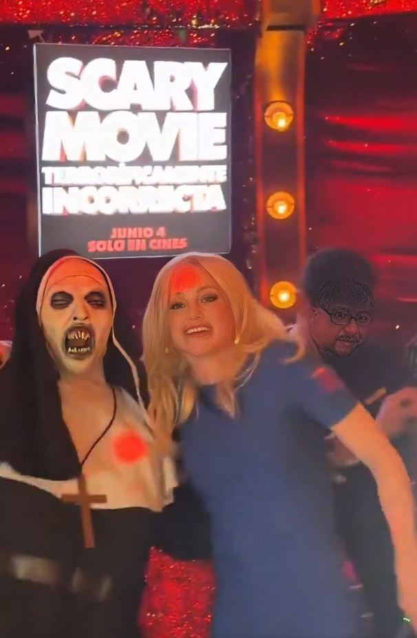 Anna Faris se toma foto con La Monja