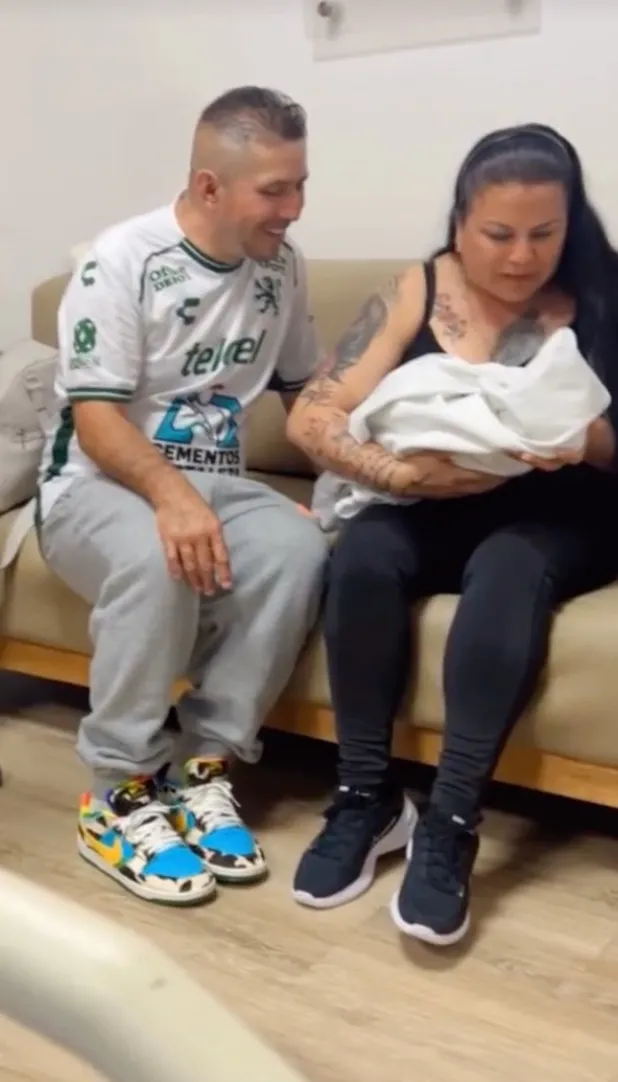 Redes felicitan a Mona y Geros por convertirse en padres
