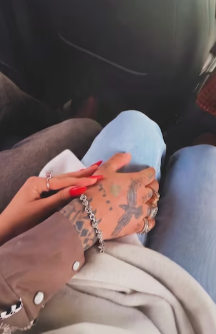Nodal y Ángela muestran sus anillos