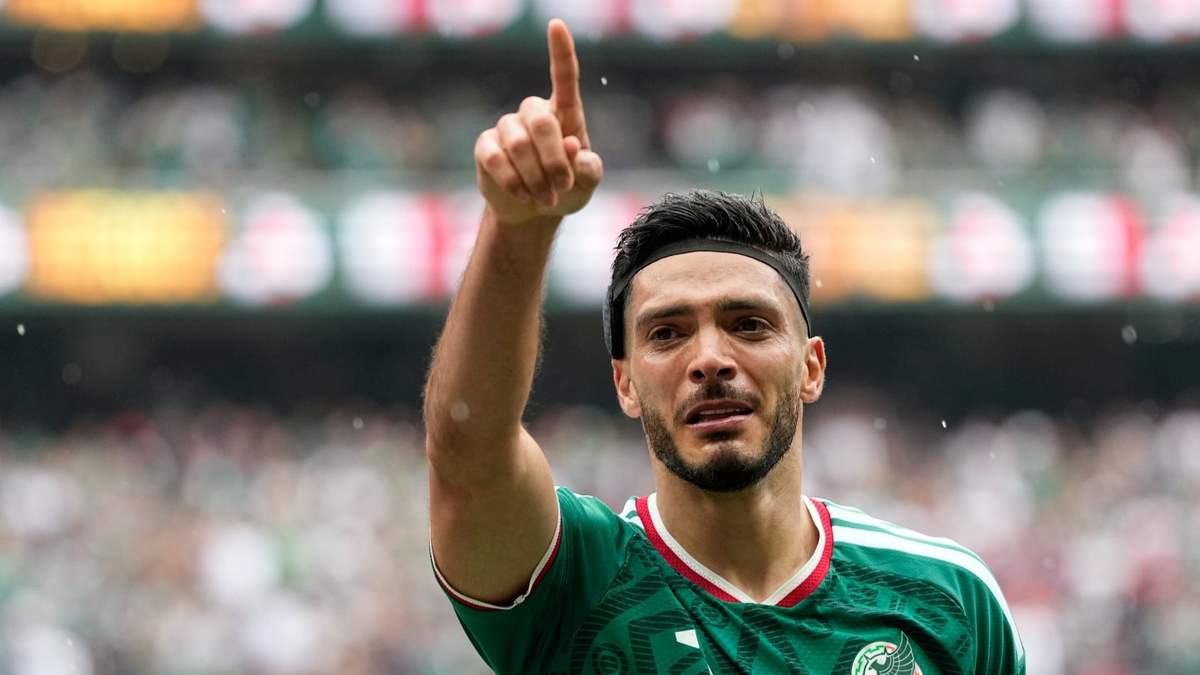 Raúl Jiménez usa una diadema