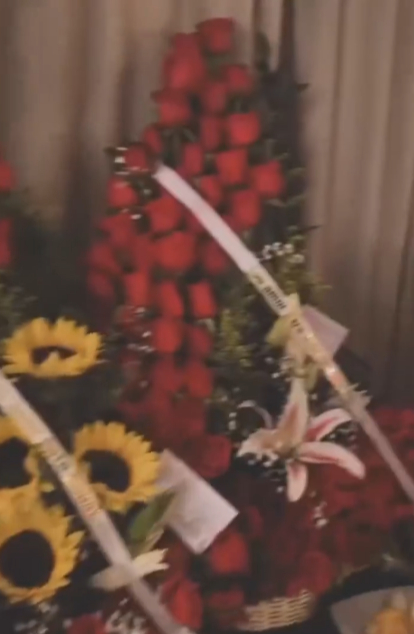 Nodal llena de flores a Ángela Aguilar
