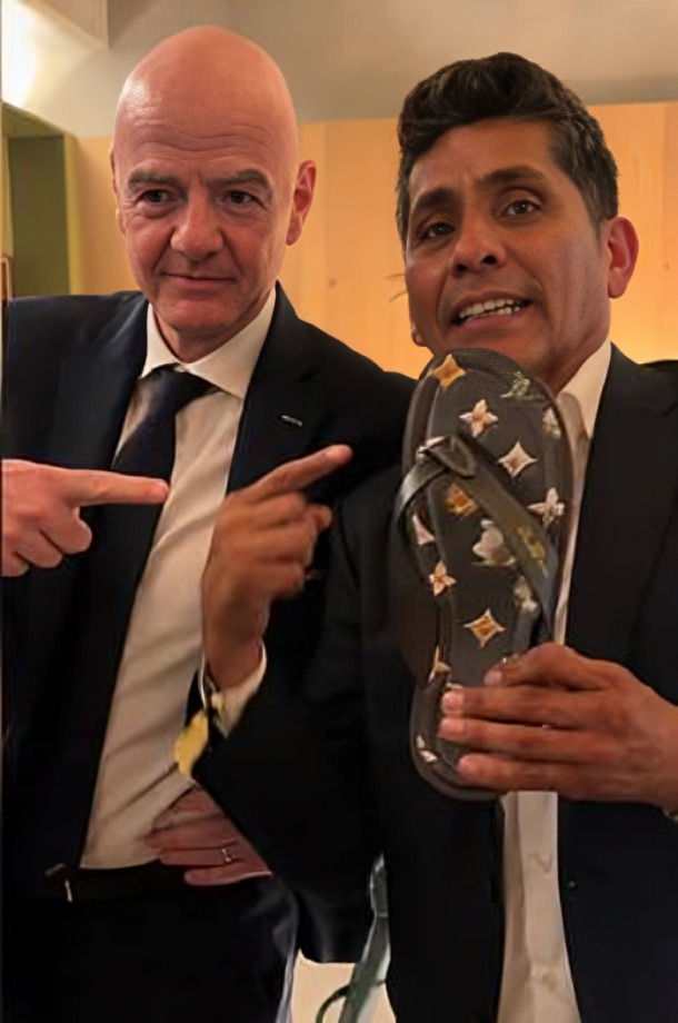 Infantino regala sandalias Louis Vuitton a Jorge Campos