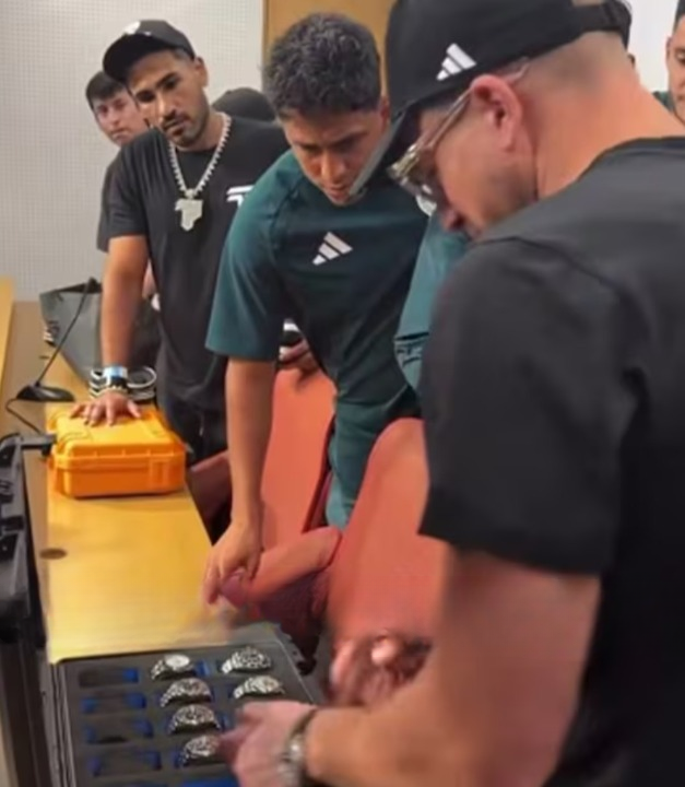Influencer regala Rolex a futbolistas de la Selección Mexicana 