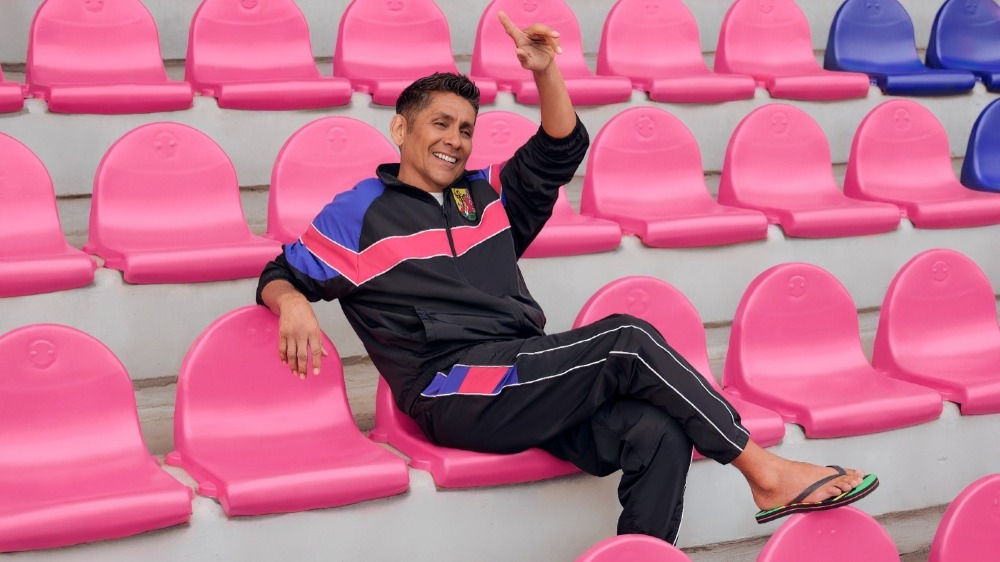 Jorge Campos presume sandalias Louis Vuitton